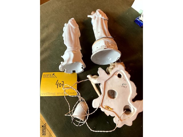 Lot 407 - italiaanse engeltjes lichtjes/biscuit madonna/porselein mado - afbeelding 4 van  4