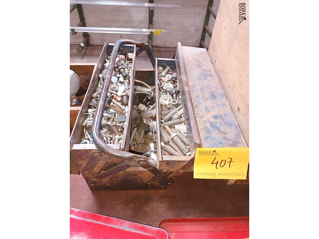 Lot 407 - metalen materiaalkoffer met inhoud - afbeelding 1 van  3