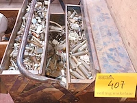 Lot 407 - metalen materiaalkoffer met inhoud - afbeelding 1 van  3