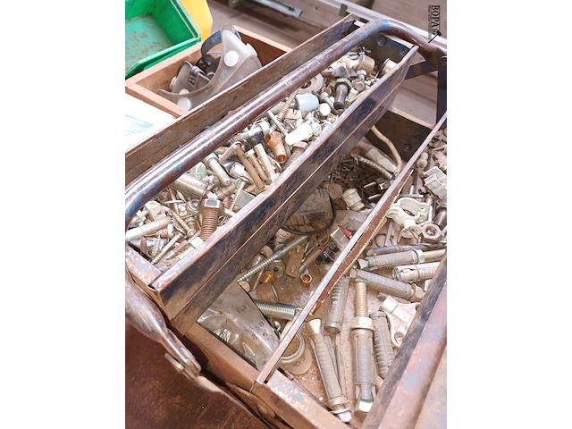 Lot 407 - metalen materiaalkoffer met inhoud - afbeelding 2 van  3