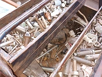 Lot 407 - metalen materiaalkoffer met inhoud - afbeelding 2 van  3