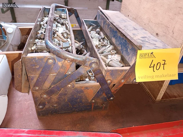 Lot 407 - metalen materiaalkoffer met inhoud - afbeelding 3 van  3