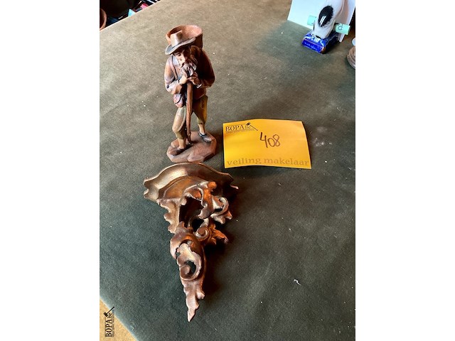 Lot 408 - houten herder op console, 2 stuks - afbeelding 1 van  3