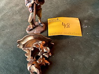 Lot 408 - houten herder op console, 2 stuks - afbeelding 1 van  3