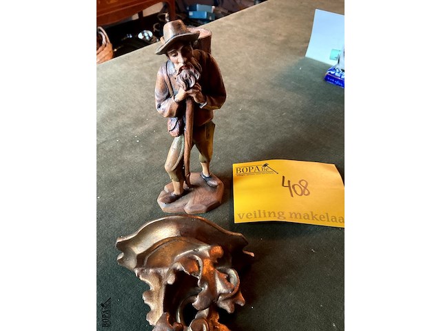 Lot 408 - houten herder op console, 2 stuks - afbeelding 2 van  3