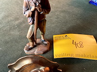 Lot 408 - houten herder op console, 2 stuks - afbeelding 2 van  3