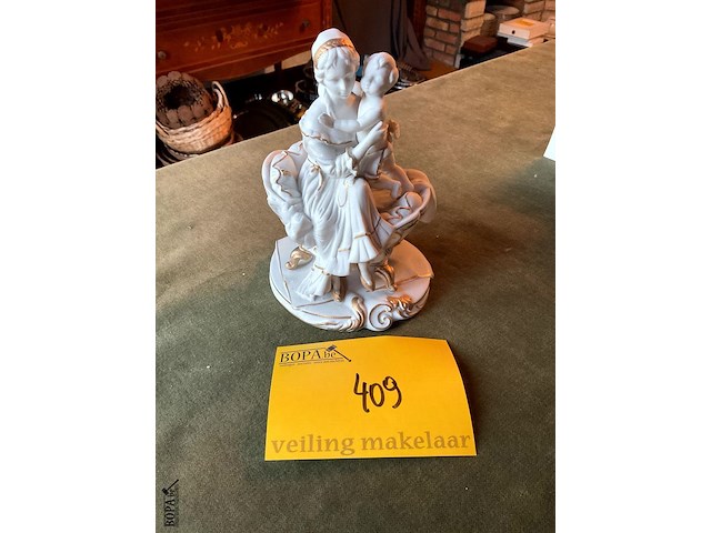 Lot 409 - gina wit met goud beeldje - afbeelding 1 van  2