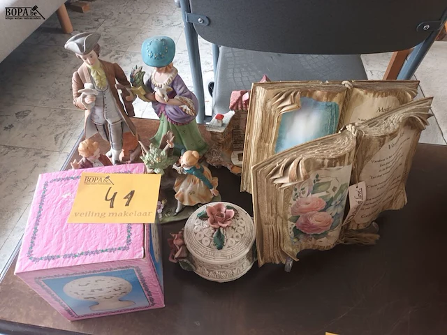Lot 41 - decoratie. 8 stuks - afbeelding 1 van  5