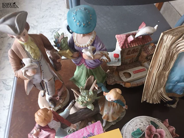 Lot 41 - decoratie. 8 stuks - afbeelding 4 van  5