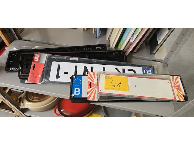 Lot 41 - diverse nummerplaat houders ong 8 stuks - afbeelding 1 van  4