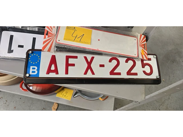Lot 41 - diverse nummerplaat houders ong 8 stuks - afbeelding 2 van  4