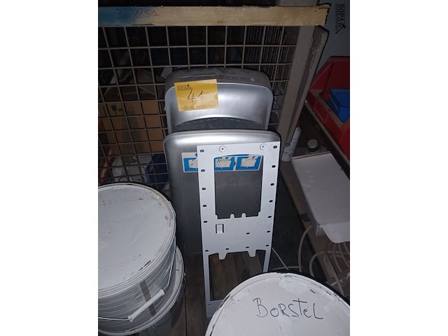 Lot 41 - handendroger vent-axia - afbeelding 1 van  3