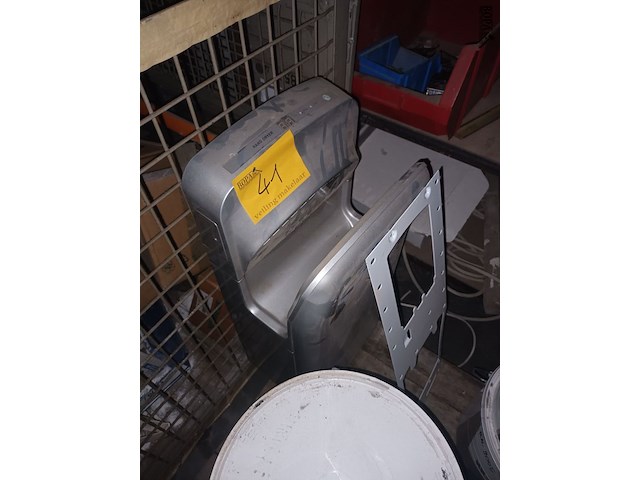 Lot 41 - handendroger vent-axia - afbeelding 2 van  3