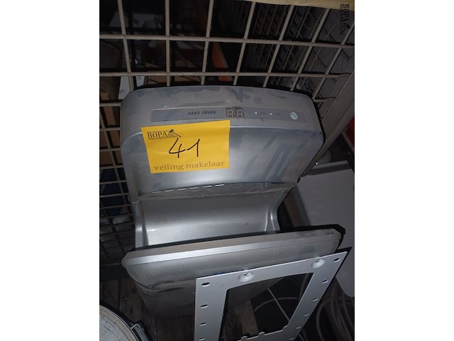 Lot 41 - handendroger vent-axia - afbeelding 3 van  3