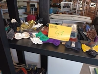 Lot 41 - kledij accessoires - afbeelding 1 van  5