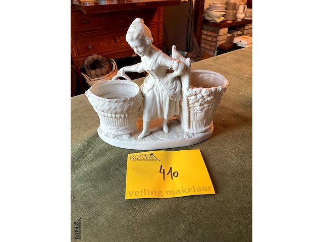 Lot 410 - beeldje biscuit porselein genummerd - afbeelding 1 van  3