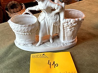 Lot 410 - beeldje biscuit porselein genummerd - afbeelding 1 van  3