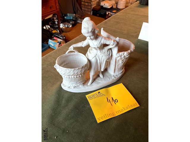 Lot 410 - beeldje biscuit porselein genummerd - afbeelding 2 van  3