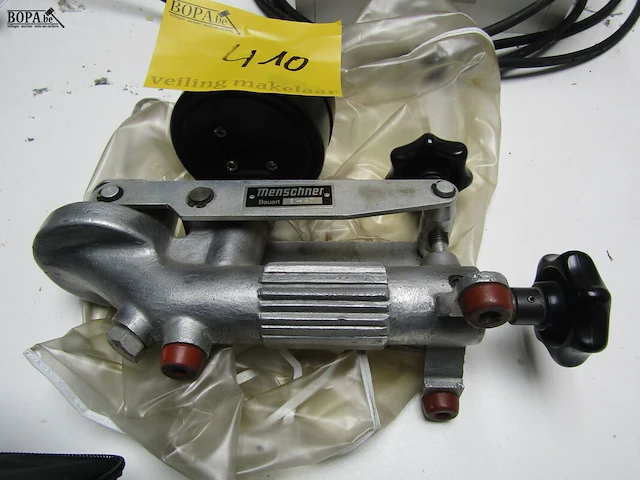 Lot 410 - menschner drukmeter - afbeelding 1 van  3