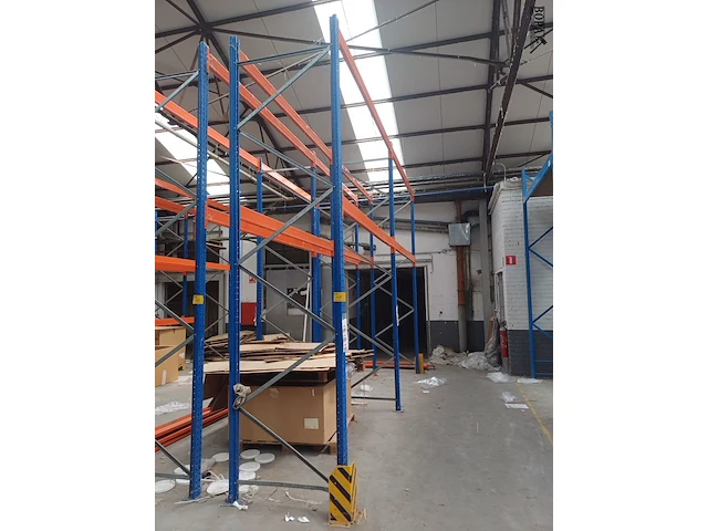 Lot 411 - magazijnstelling - afbeelding 1 van  4