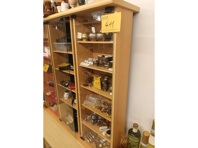 Lot 411 - vitrine kastje. 3 stuks - afbeelding 1 van  2