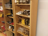 Lot 411 - vitrine kastje. 3 stuks - afbeelding 1 van  2