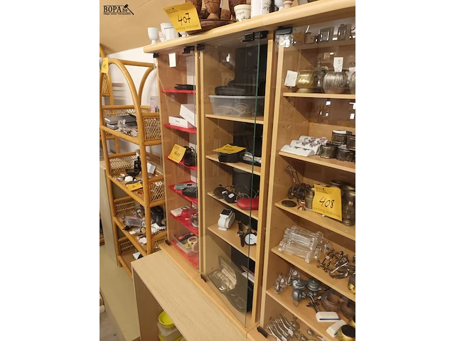 Lot 411 - vitrine kastje. 3 stuks - afbeelding 2 van  2