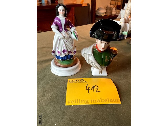 Lot 412 - beeldje napoleon gemerkt/beeldje vrouw schade, 2 stuks - afbeelding 1 van  3