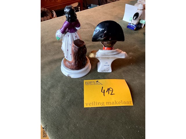 Lot 412 - beeldje napoleon gemerkt/beeldje vrouw schade, 2 stuks - afbeelding 2 van  3