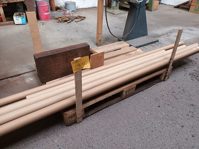Lot 412 - pallet met inhoud - afbeelding 1 van  3