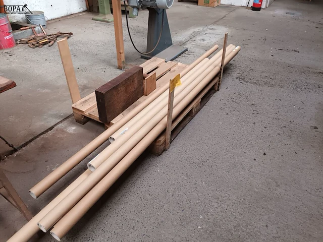 Lot 412 - pallet met inhoud - afbeelding 2 van  3