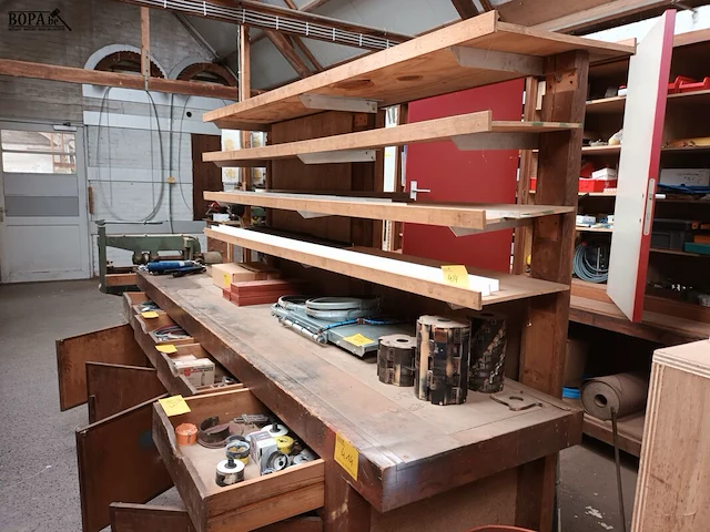 Lot 414 - houten werkbank - afbeelding 1 van  3
