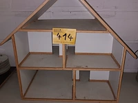 Lot 414 - poppenhuis - afbeelding 1 van  3