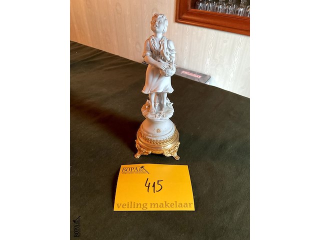 Lot 415 - capodimonte porselein meisje met mandje - afbeelding 1 van  3