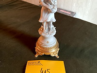 Lot 415 - capodimonte porselein meisje met mandje - afbeelding 1 van  3