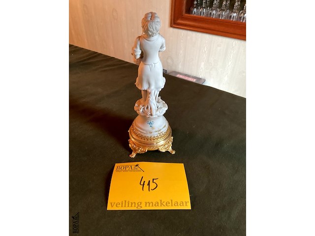Lot 415 - capodimonte porselein meisje met mandje - afbeelding 2 van  3