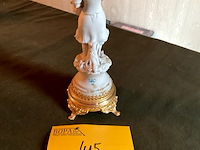 Lot 415 - capodimonte porselein meisje met mandje - afbeelding 2 van  3