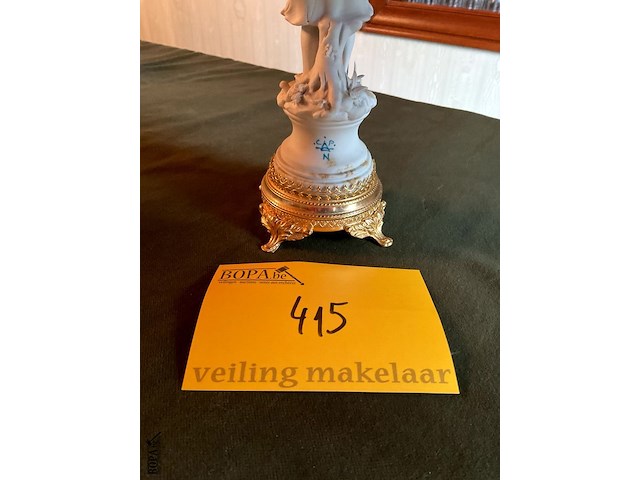 Lot 415 - capodimonte porselein meisje met mandje - afbeelding 3 van  3