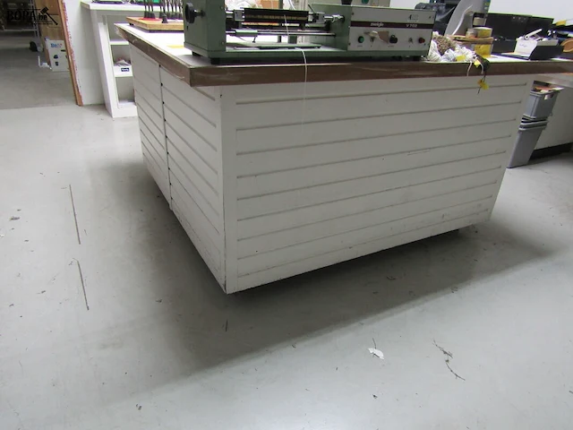 Lot 415 - vierkante werktafel - afbeelding 1 van  4