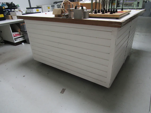 Lot 415 - vierkante werktafel - afbeelding 2 van  4