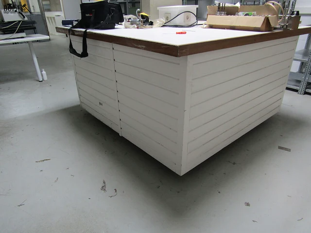 Lot 415 - vierkante werktafel - afbeelding 3 van  4