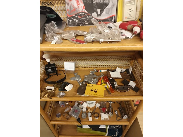 Lot 416 - diversen. inhoud rek - afbeelding 1 van  5