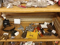 Lot 416 - diversen. inhoud rek - afbeelding 1 van  5