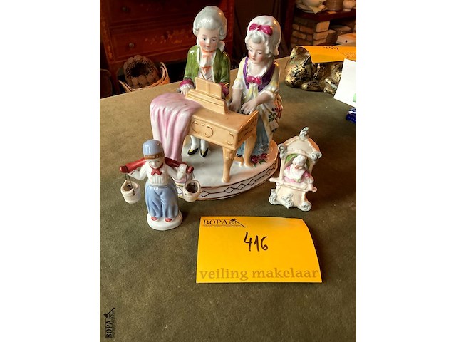 Lot 416 - kleurrijk duo aan piano/waterdrager/poppenkastje - afbeelding 1 van  5