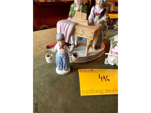 Lot 416 - kleurrijk duo aan piano/waterdrager/poppenkastje - afbeelding 2 van  5