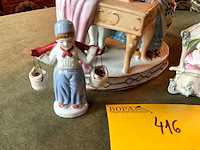 Lot 416 - kleurrijk duo aan piano/waterdrager/poppenkastje - afbeelding 2 van  5