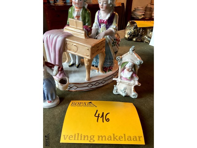 Lot 416 - kleurrijk duo aan piano/waterdrager/poppenkastje - afbeelding 3 van  5