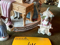 Lot 416 - kleurrijk duo aan piano/waterdrager/poppenkastje - afbeelding 3 van  5