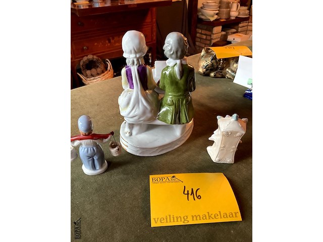 Lot 416 - kleurrijk duo aan piano/waterdrager/poppenkastje - afbeelding 4 van  5