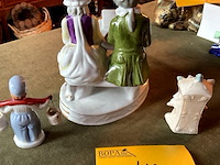 Lot 416 - kleurrijk duo aan piano/waterdrager/poppenkastje - afbeelding 4 van  5